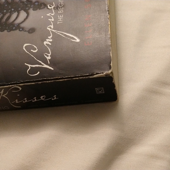 Vampire kisses the beginning by Ellen Schreiber - Picture 10 of 17